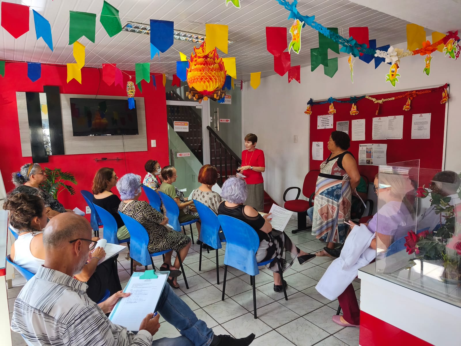 Reunião com servidores (as) aposentados(as) do INSS discute acordo sobre reestruturação da carreira de Seguro Social